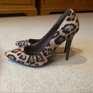 Leopard print pointed toe pumps